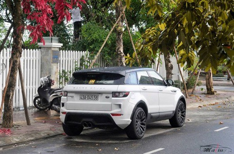 Range Rover Evoque là dòng xe SUV 5 chỗ hiện đang rất được ưa chuộng tại Việt Nam nhờ thiết kế phá cách, hấp dẫn đi cùng thương hiệu hạng sang.